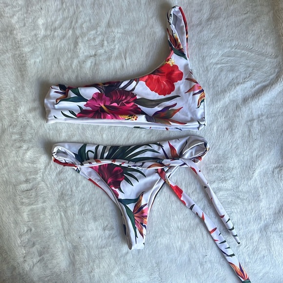 Miscellaneous bathing suits - Picture 1 of 6